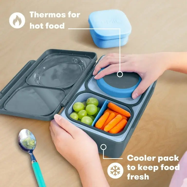 Lunchbox mit Thermosbehälter OmieBox Up – Graphite von OMIE geöffnet mit verschiedenen Snacks und Thermosbehälter mit Nudeln