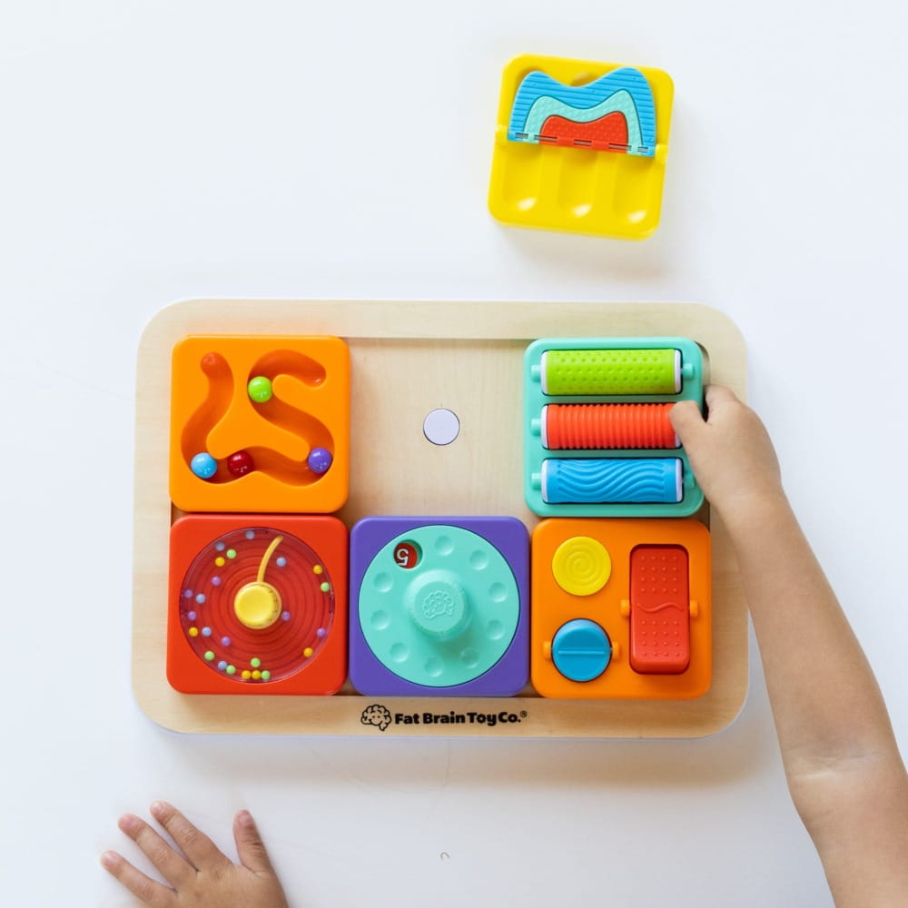 Fat Brain Toys PLAYTAB Sensory Set mit Zahnrädern, wechselbarem Bild und Quietscher für Kinder ab 12 Monaten