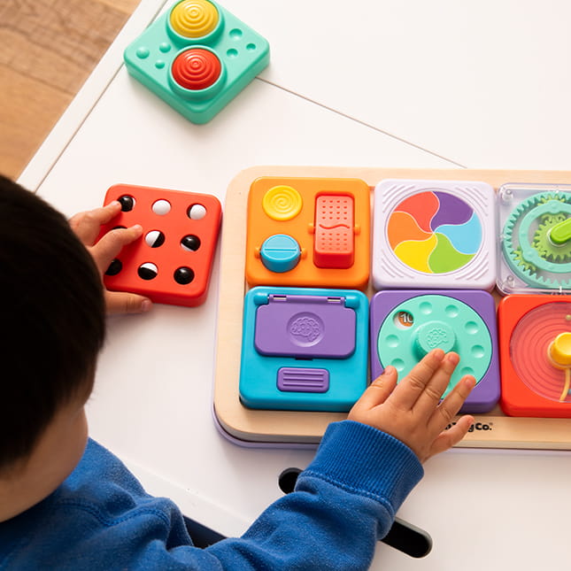 Fat Brain Toys PLAYTAB Sensory Set mit Zahnrädern, wechselbarem Bild und Quietscher für Kinder ab 12 Monaten