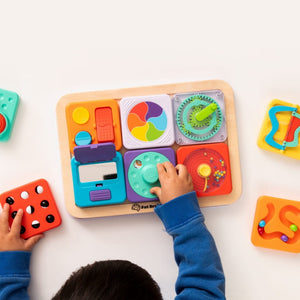 Fat Brain Toys Interaktive Lernspielzeugtafel mit bunten Formen und Texturen für Kinder