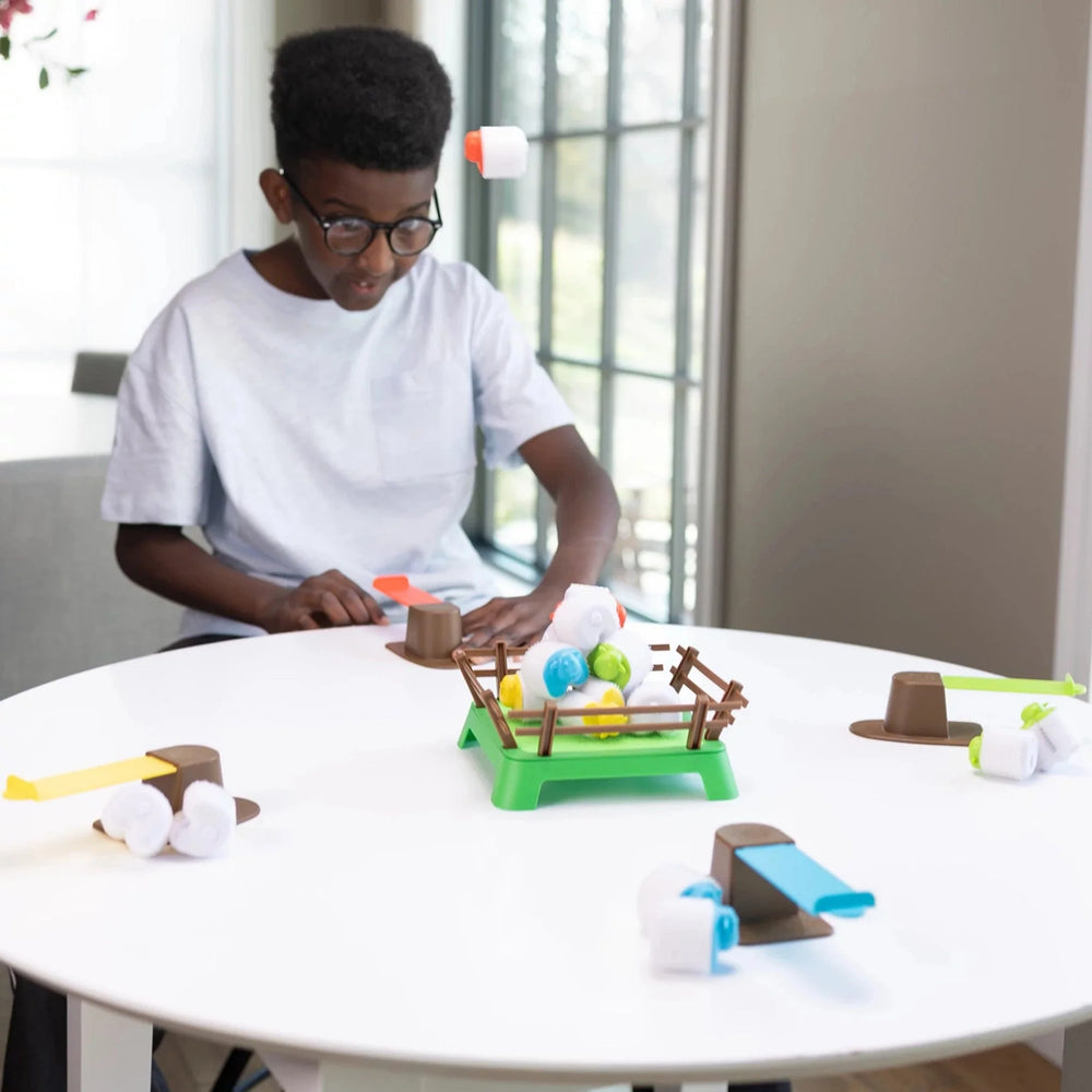 Kinderspiel Fat Brain Toys mit bunten Bechern, das die Reaktionsgeschicklichkeit fördert