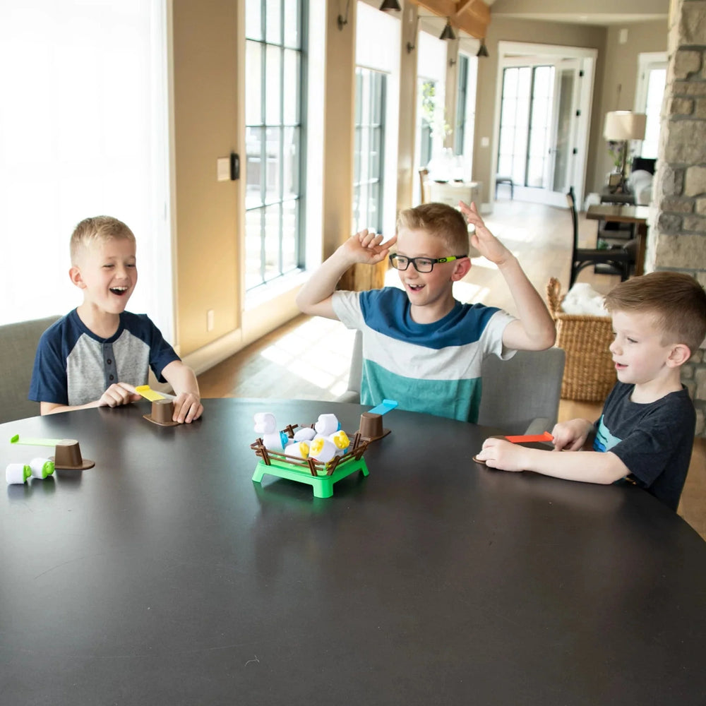 Kinderspiel Fat Brain Toys mit bunten Bechern, das die Reaktionsgeschicklichkeit fördert