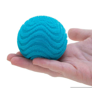 Schylling Zabawka progresywna Fuzz Ball Wonder Waves Needoh in Blau auf geöffneter Hand