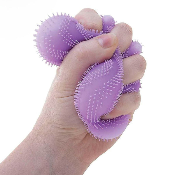 Schylling Zabawka progresywna Fuzz Ball Wonder Waves Needoh in Lila, Hand hält weiches taktiles Spielzeug