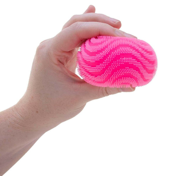 Hand hält die pinke Zabawka progresywna Fuzz Ball Wonder Waves Needoh von Schylling