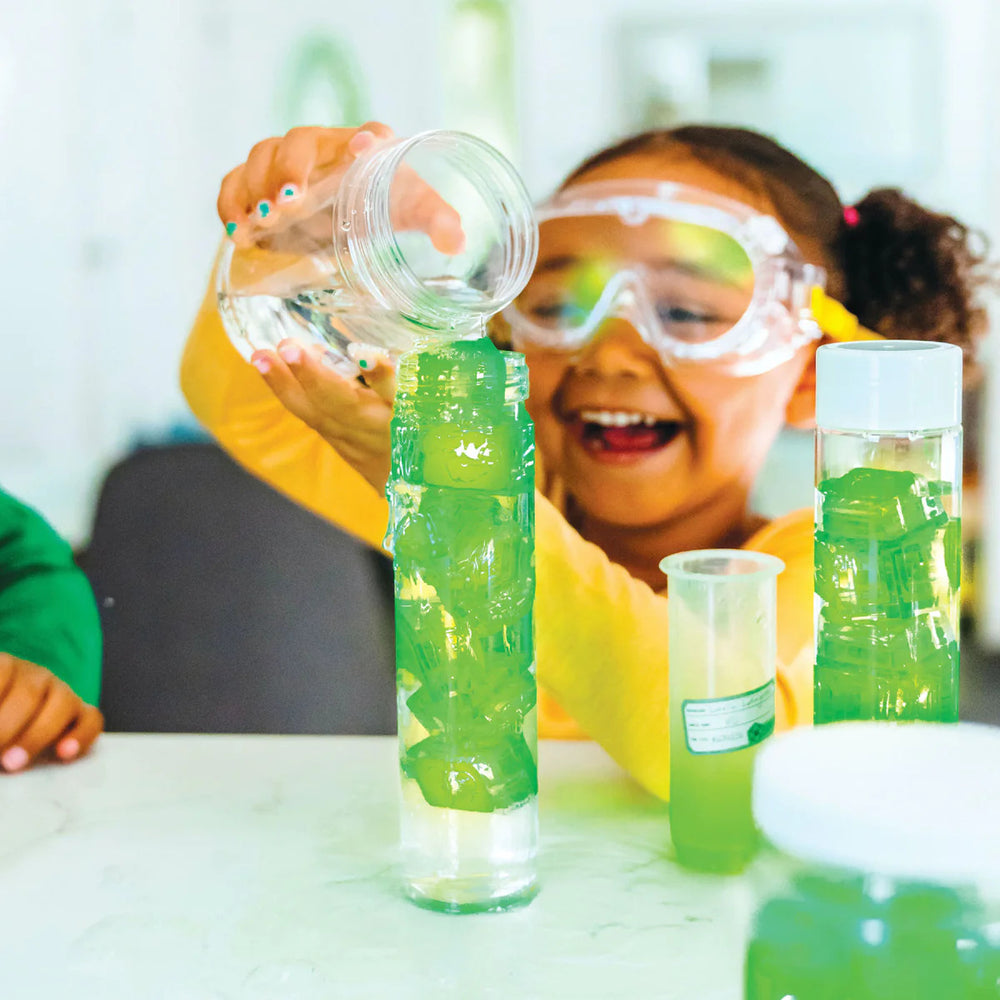 Sensorische Würfel, die im Wasser leuchten Pippa – grün von Glo Pals Bade-Spielzeug für Kinder 3+