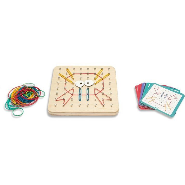 Kind hält Holz Geoboard für Kinder mit bunten Stiften und Gesichtsdesign in den Händen