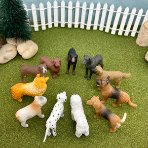Hunde Spielfiguren Set mit verschiedenen Rassen im Freien auf einer Wiese angeordnet