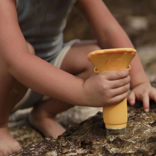 Grünes Kinder Mikroskop von KidLupe, ideal für kleine Entdecker im Freien