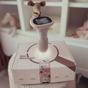 Kinder Mikroskop pastellrosa mit LED-Licht und tierischem Spielzeug auf der Verpackung