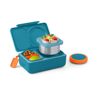 Lunchbox mit Thermosbehälter OmieBox Up – Teal Green mit offenem Fach und Edelstahl-Thermosbehälter gefüllt mit Essen