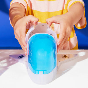 Ein Kind baut mit dem Magnetbausteine Kosmos Set ein Raumschiff aus Magna-Tiles