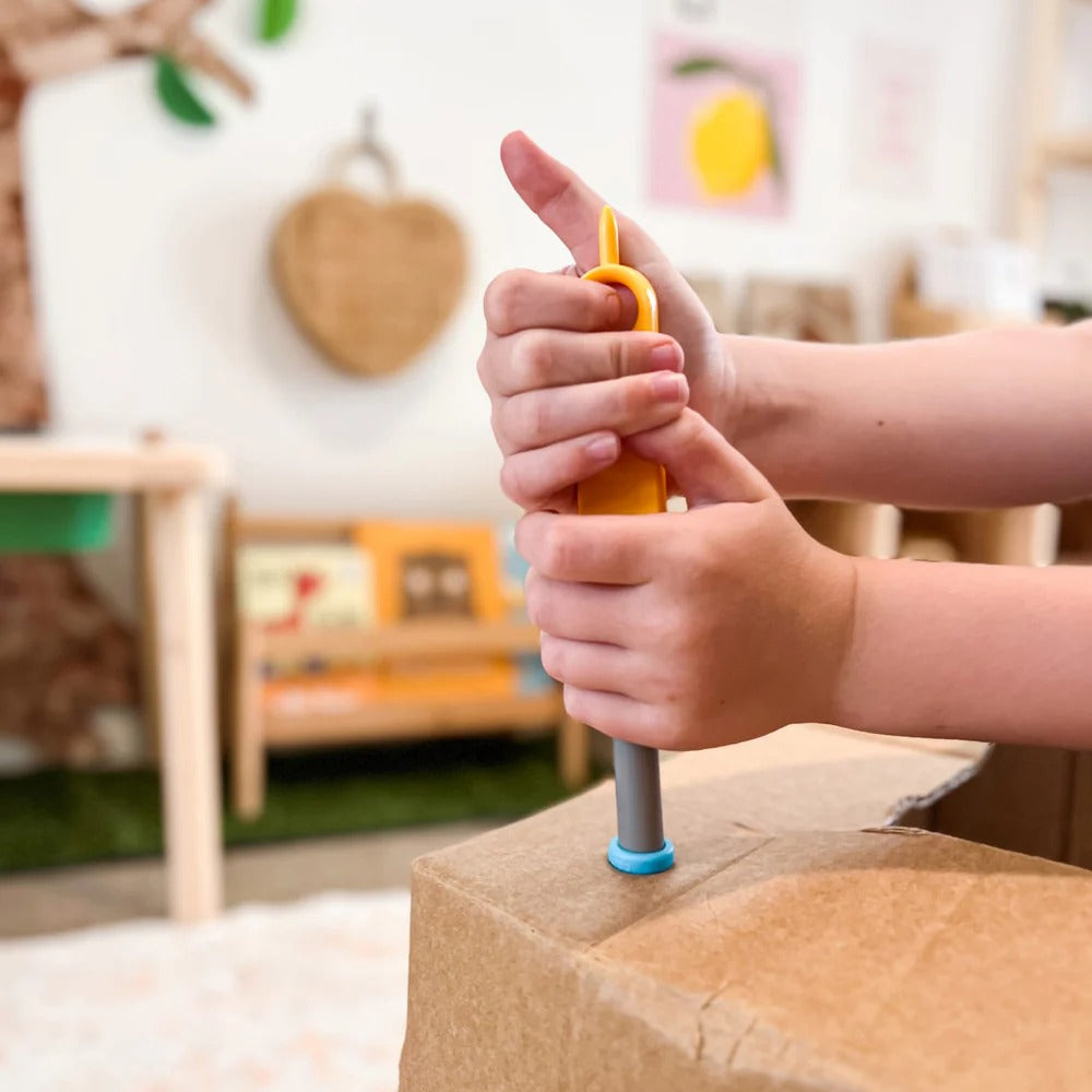 Schraubensatz für DIY-Konstruktionen – SCRU COMBO 160 Teile von Makedo in brauner Verpackung