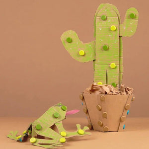 Scru-Dot Makedo Wild Things Set mit einem gestalteten Kaktus und einem Frosch aus Pappe