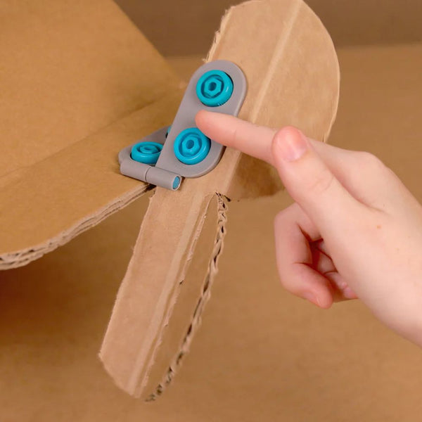 Makedo Spin-Scharnier-Set 6-tlg. mit blauen Kunststoffelementen an Karton befestigt