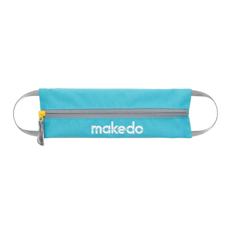 Makedo Tasche für Werkzeuge und Schrauben mit gelbem Werkzeug und blauen Schrauben vor spielendem Kind