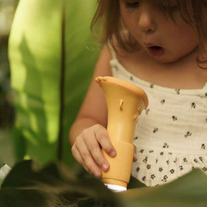 KidLupe Mikroskop für Kinder kaufen, das interessierte Kinder in der Natur erkunden lässt