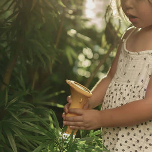Kind mit Mikroskop für Kinder kaufen in der Natur, ideal zum Forschen und Entdecken