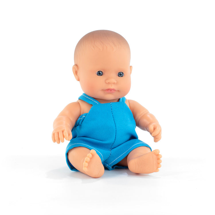 Babypuppe Junge My Friends & Me – Europäer 21 cm von Miniland in blauem Strampler sitzend