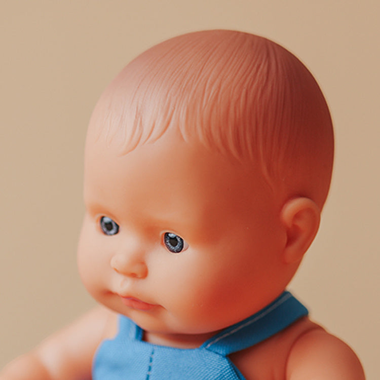 Babypuppe Junge My Friends & Me – Europäer 21 cm von Miniland in blauem Strampler sitzend