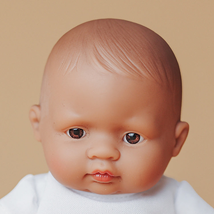 Miniland Lalka Babysitter mit brauner Haut und blauem Herz-Muster-Höschen