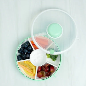 Gobe Snack Spinner Snackbehälter - Mint Green mit fünf Fächern und Lebensmitteln wie Heidelbeeren, Karotten und Trauben