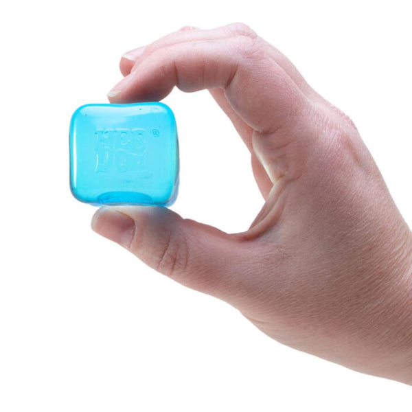 Schylling Needoh Nice Ice Baby blaue progressive Zabawka held in der Hand