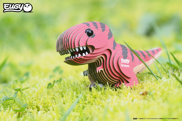 Eugy Öko 3D Puzzle Tyrannosaurus in Pink auf grünem Moos, perfekt für kreative Bastelprojekte