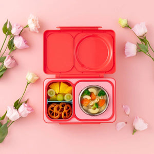Lunchbox mit Thermosbehälter OmieBox Up – Cherry Pink geöffnet mit Obst, Brezeln und Gemüse auf rosa Hintergrund