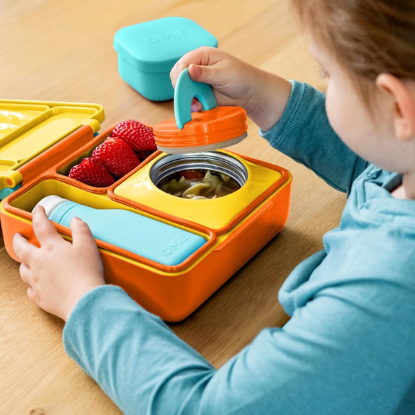 Lunchbox mit Thermosbehälter OmieBox – Sunshine in Orange mit integriertem Löffel und frischen Erdbeeren