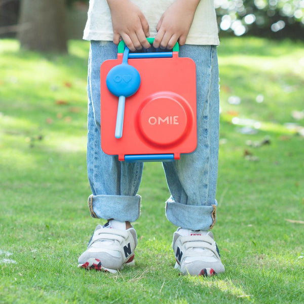 Lunchbox mit Thermosbehälter OmieBox – Scooter Red, rotblaue Kinderlunchbox mit Griff und Löffel