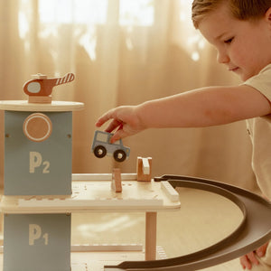 Holzgarage mit mehreren Ebenen