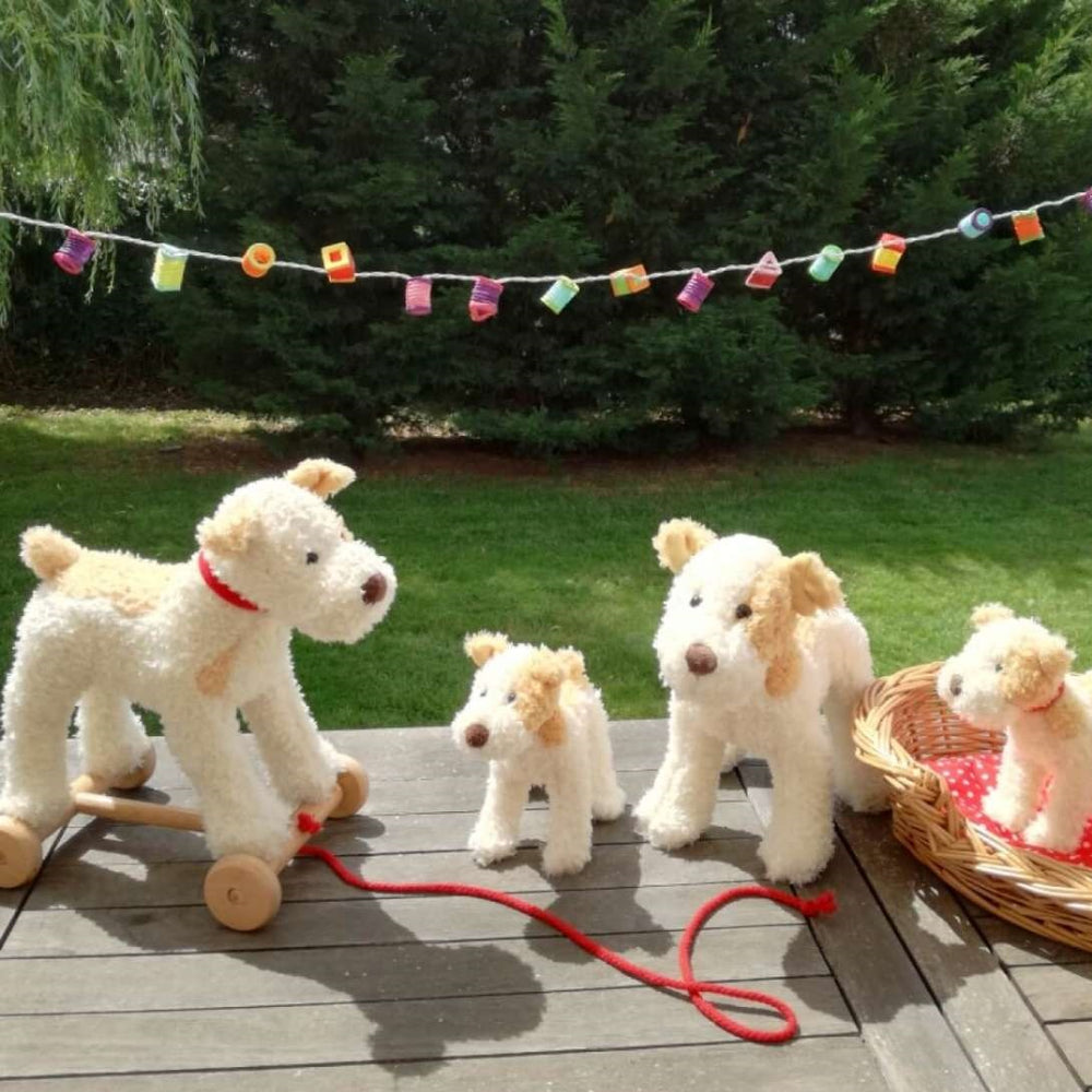 Egmont Toys Plüschhund zum Ziehen auf Rollen mit weichem Fell für Kinder