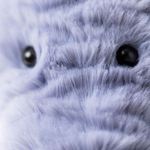 Nahaufnahme des weichen Plüsch-Elefant – Blau 27 cm von Jellycat mit flauschigem Stoff und schwarzen Augen