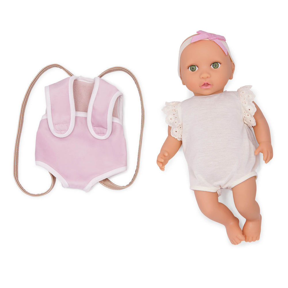 Babypuppe mit Trageschale im cremefarbenen Outfit mit Spitzenrüschen