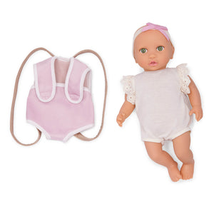 Babypuppe mit Trageschale im cremefarbenen Outfit mit Spitzenrüschen