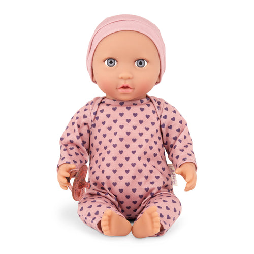 Babypuppe mit Schnuller im Pyjama mit lila Herzchen und Mütze