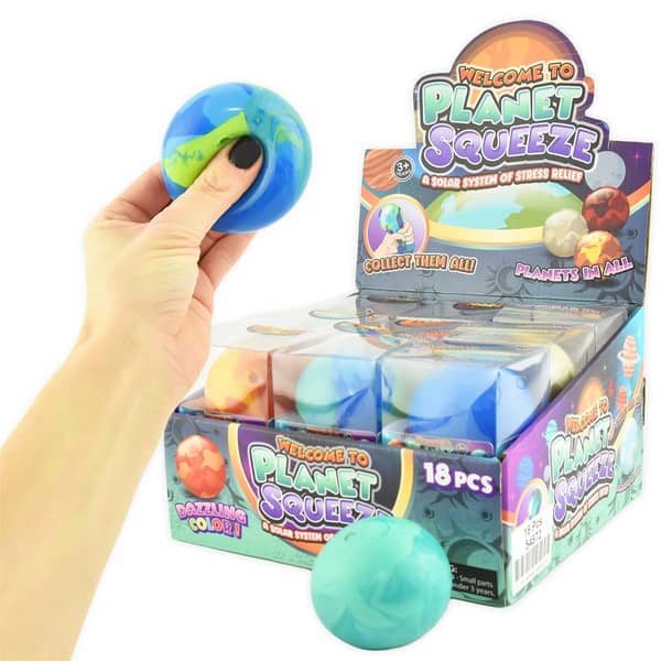 Hand hält einen Planeten-Knautschball, dahinter ein Display Planet Squeeze