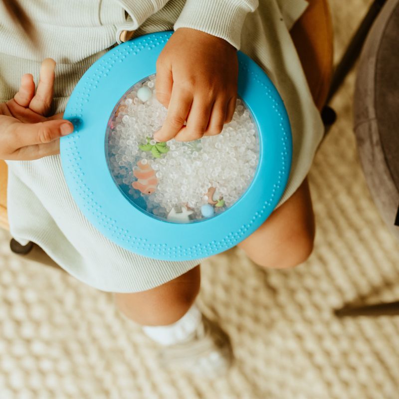 Peekaboo-Sensorikscheibe mit Figuren – Strand