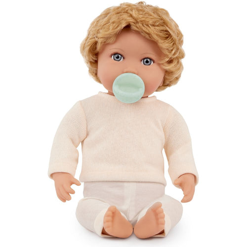Baby-Jungenpuppe mit Haaren und Schnuller in einem zweiteiligen Outfit