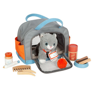 Katze mit Tasche und Pflege-Set