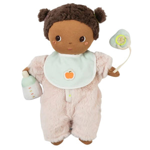 Babypuppe Nour von Lilliputiens im rosa Plüsch-Strampler mit Lätzchen und Fläschchen