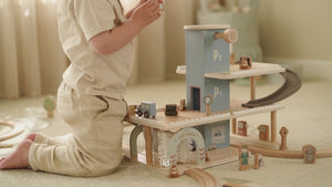 Holzgarage mit mehreren Ebenen