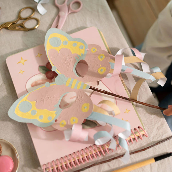 Kreatives Heft mit Schere – Rosa & Friends