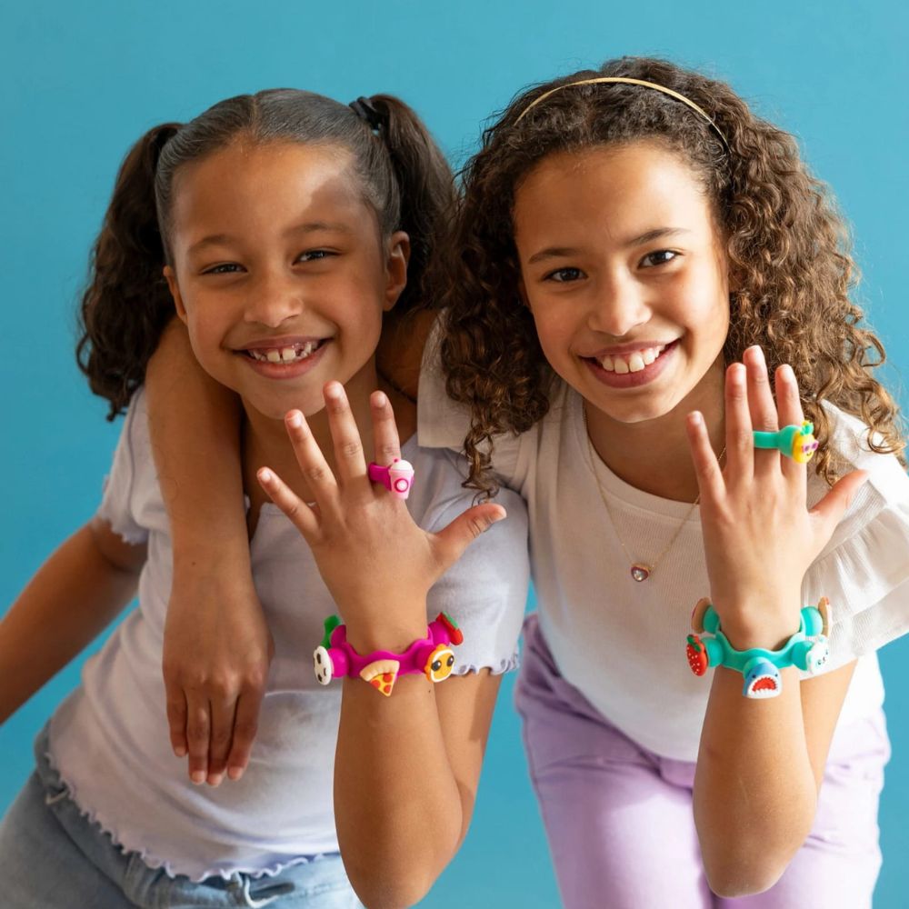 Fat Brain Toys Schmuckset Plip Charms – Rosa mit bunten, austauschbaren Charms und Armband