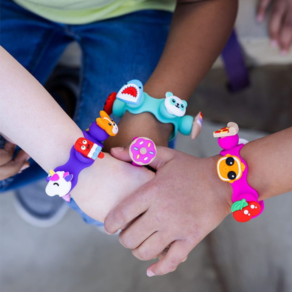 Fat Brain Toys Schmuckset Plip Charms – Violett mit Armband und bunten Charm-Anhängern