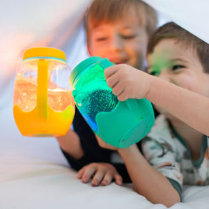 Sensorik-Glas zum Befüllen mit Wasser – grün von Glo Pals als Zabawka progresywna spielendes Kind