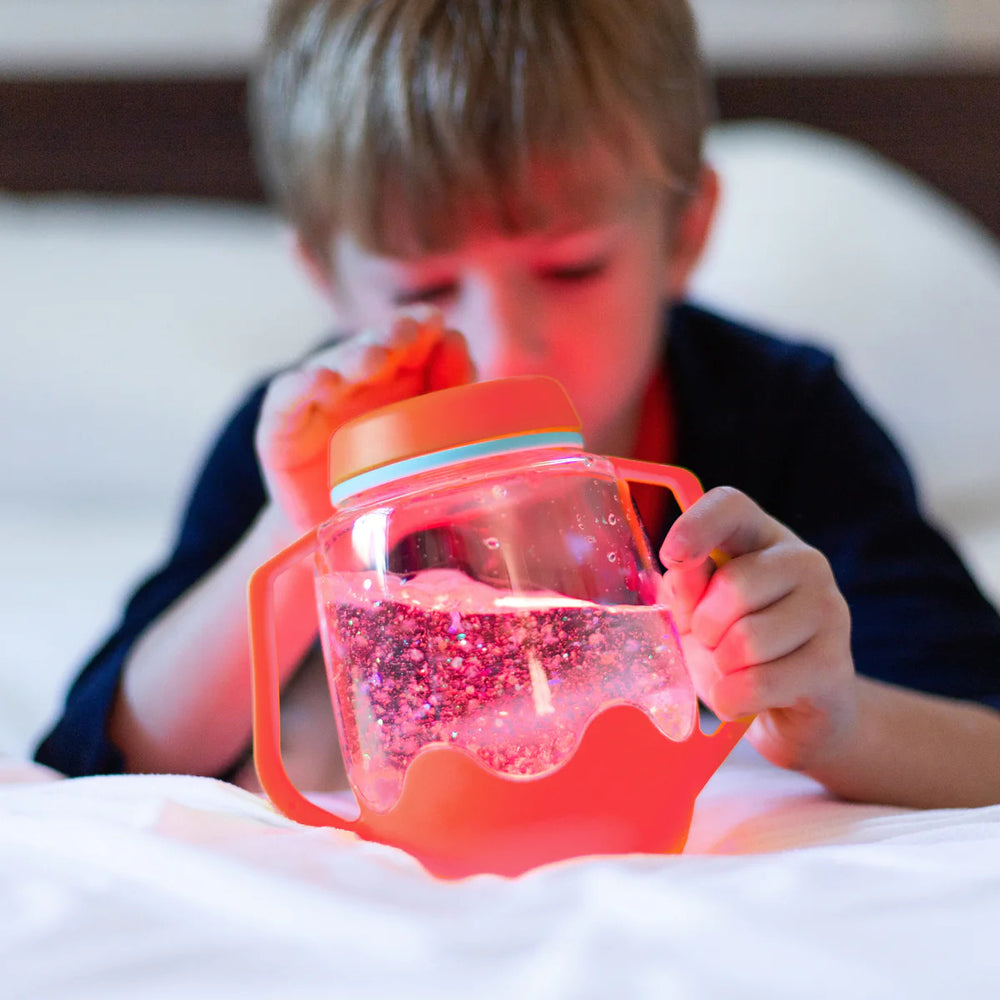 Sensorik-Glas zum Befüllen mit Wasser – rot von Glo Pals als Zabawka progresywna spielendes Kind