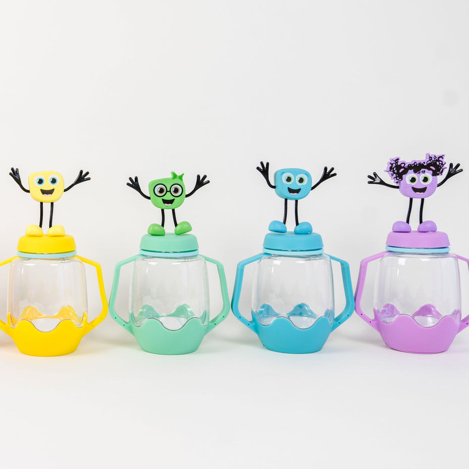 Sensorik-Glas zum Befüllen mit Wasser – violett von Glo Pals wird von zwei Kindern zum Spielen gehalten