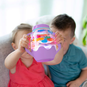 Sensorik-Glas zum Befüllen mit Wasser – violett von Glo Pals wird von zwei Kindern zum Spielen gehalten